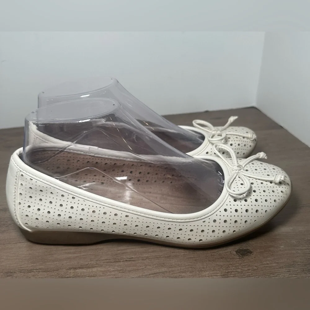 Cliffs By White Mountain‎ Womans White Slip On Flats Shoe With Bows W 7.
